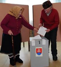Babka a dedko volia vo voľbách.